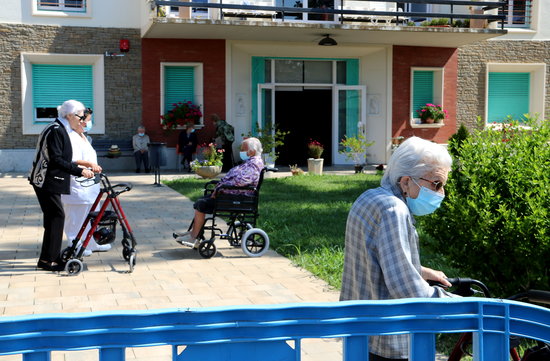 Fences keep residents and visitors apart at a care home in La Pobla de Segur, May 26, 2020 (by Marta Lluvich)