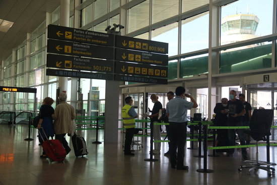 Queues at the doors at Barcelona airport, June 2020 (by Albert Cadanet)