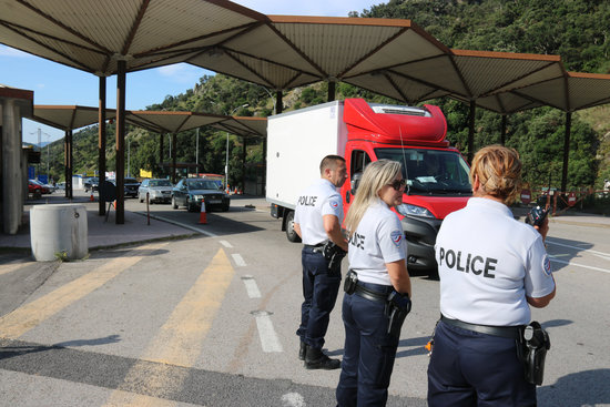 Three French police monitor vehicles at the France-Spain border, June 21, 2020 (by Gerard Vilà)