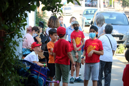 A group of children in Barcelona wait for the bus to summer camp, June 25, 2020 (by Miquel Codolar)