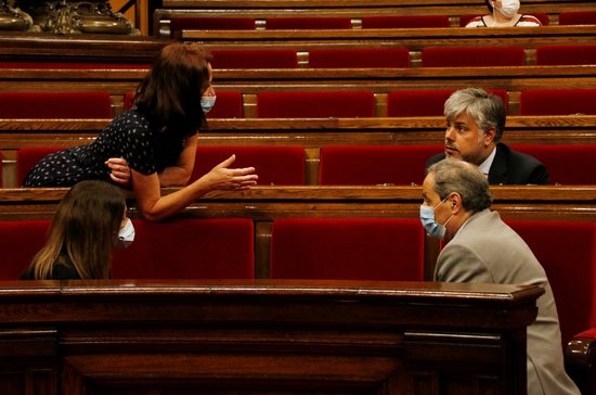 President Quim Torra speaks with fellow JxCat members Marta Madrenas and Albert Batet in the Catalan parliament (by Sílvia Jardí)
