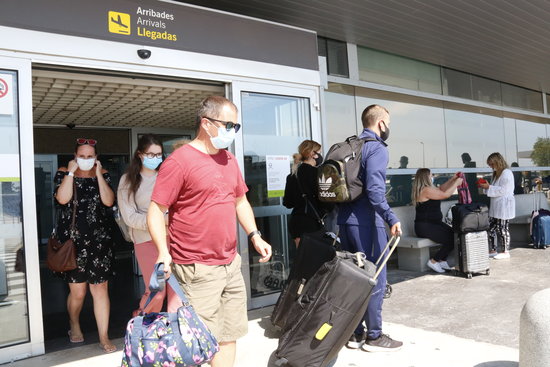 Tourists arrive at Reus airport, from the first plane to land there following the end of the state of alarm, July 1, 2020 (by Núria Torres)