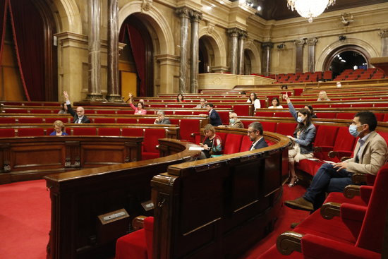 Members of the Catalan parliament vote on various motions put forward after the plenary sessions on the management of the Covid-19 crisis (by Sílvia Jardí)