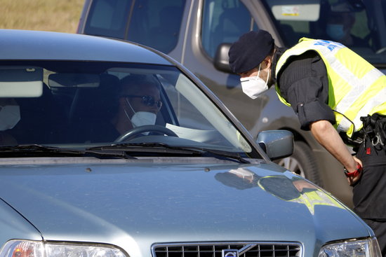 A Catalan police officer talks to a driver at the border of the Segrià county (by Oriol Bosch)