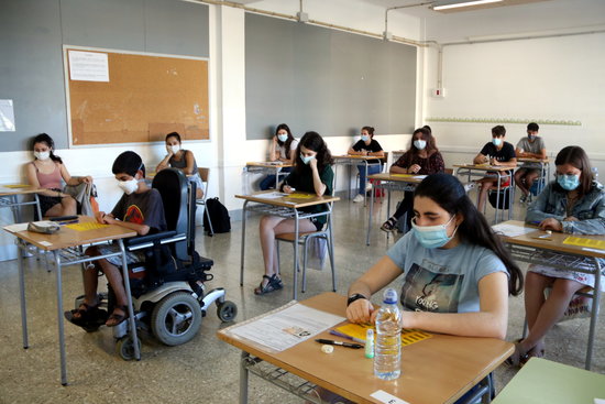 High school students taking the university entrance exams in Pallars Jussà (by Marta Lluvich)