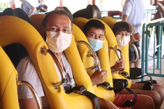 Visitors wearing face masks on Dragon Khan at PortAventura on the first day of its reopening, July 8, 2020 (Eloi Tost)