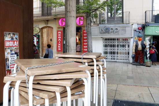 A bar and some other stores completely shut in the commercial zone of Lleida during the lockdown (by Laura Cortés)