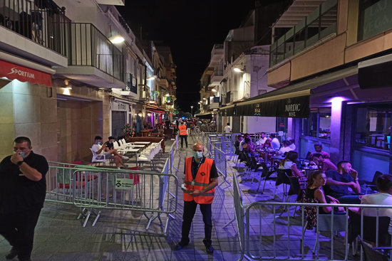 Terraces separated using barriers in the town of Sitges during the coronavirus health crisis, image from July 17, 2020 (photo courtesy of Sitges town hall)