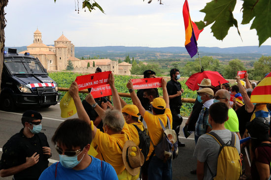 Some demonstrators showing banners reading 'Catalonia has no king' in a protest against the monarch's visit to Poblet monastery, on July 20, 2020 (by Gemma Sánchez)
