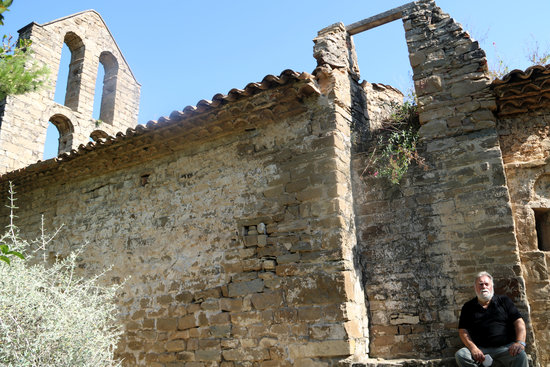 Image of the Sant Pere de Vallhonesta chapel, in Sant Vicenç de Castellet, with Joan Casajoana, who claims ownership, on July 23, 2020 (by Nia Escolà)