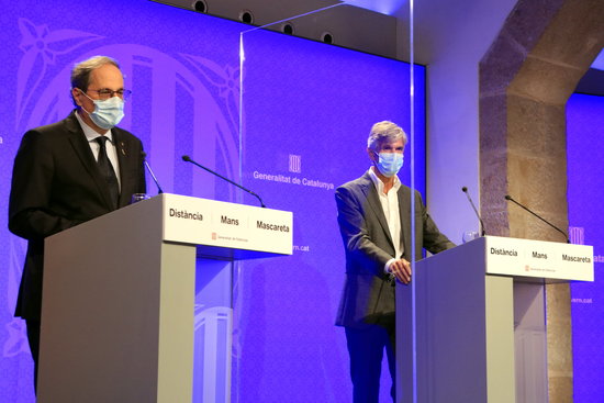 Catalan president Quim Torra, left, speaks at a press conference with the secretary of public health, Josep Maria Argimon, right (by Laura Fíguls)