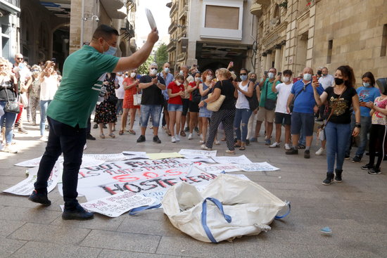 A restaurant owner smashes a plate at a protest in Lleida against the government's forced enclosure of businesses amid the Covid-19 health crisis (by Laura Cortés)