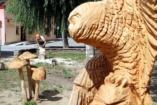 An artist crafts wooden sculptures using a chainsaw in Esterri d'Àneu July 27, 2020 (by Marta Lluvich)
