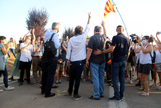 Quim Forn, Jordi Cuixart, Raül Romeva, and Oriol Junqueras address hundreds of people gathered to wish them well as they re-enter Lledoners prison (by Estefania Escolà)