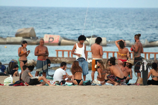 People drinking on Barceloneta beach in Barcelona the day before the ban came into force, July 28, 2020 (by Miquel Codolar)