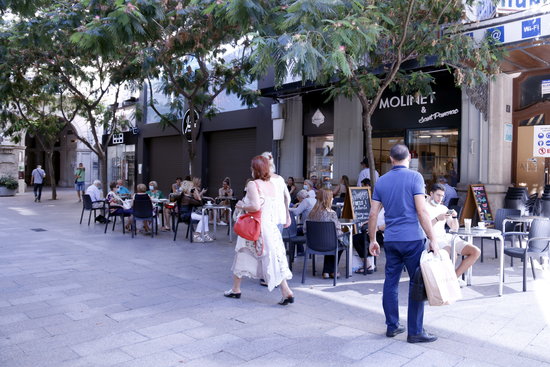 Customers enjoy the reopening of Lleida's bar and café terraces, July 30, 2020 (by Laura Cortés)