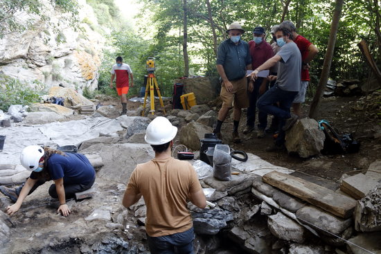 Archaeologists working at the Bauma dels Fadrins dig in the Pyrenees, July 31, 2020 (by Lourdes Casademont)