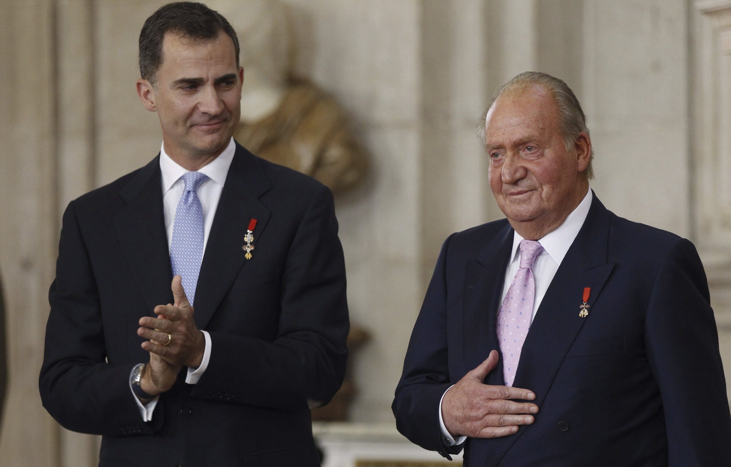 Juan Carlos I (right) abdicates in favor of his son, Felipe VI, in 2014 (by EFE)