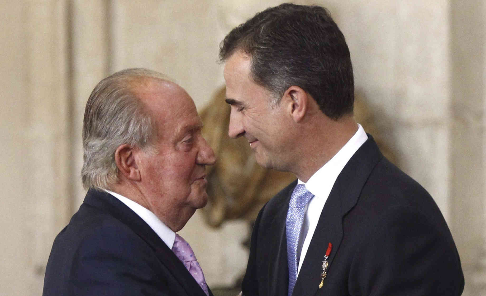 King Juan Carlos I of Spain abdicates in favor of his son, Felipe VI, in 2014 (by Alvarado, Fernando / EFE)