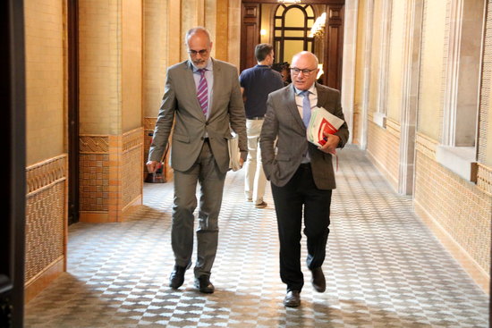 Parliament lawyer Joan Ridao and secretary-general of the chamber, Xavier Muro (by Marta Sierra)