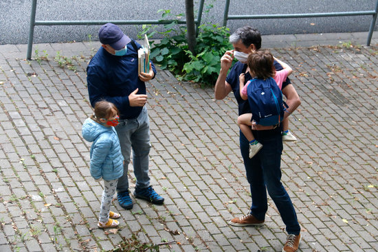 Parents leaving their children at the Costa i Llobera school, in Barcelona, on June 8, 2020 (by Blanca Blay)