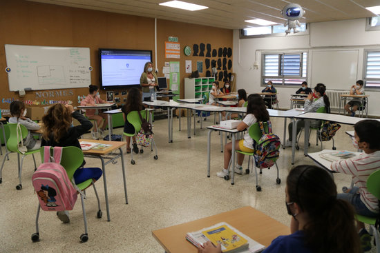 A teacher and several students with face masks at Miquel Utrillo school, in Sitges, on June 17, 2020 (by Gemma Sánchez)