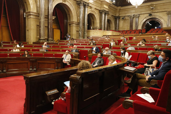 Image of a Catalan parliament plenary session on July 7, 2020 (by Mariona Puig)