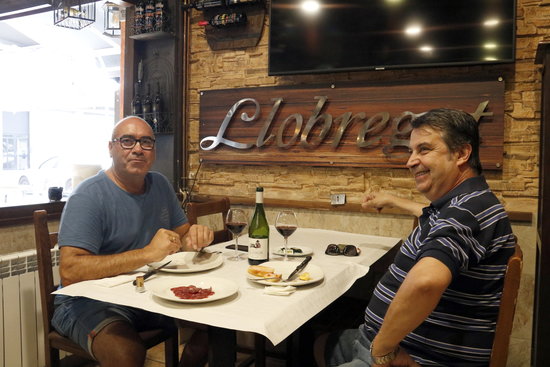 Two customers eating lunch in a restaurant in Lleida (by Laura Cortés)