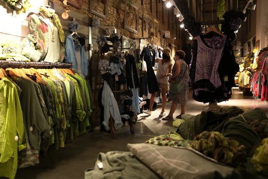 A shop assistant helps a customer in a clothes store in Reus (by Mar Rovira)