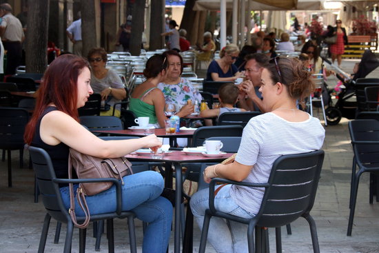 Customers at a cafe terrace in Castelldefels, June 30, 2020 (by Norma Vidal)