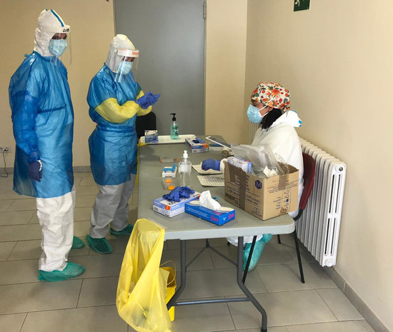 Health professionals carrying out Covid-19 tests in Lleida (by IRBLleida)