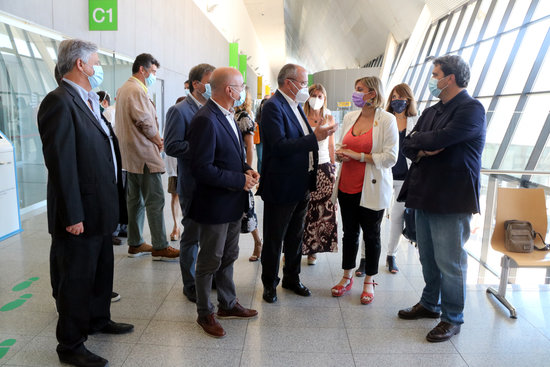 Health minister Alba Vergés, talks to the mayor of Reus and others at Hospital Sant Joan, August 4, 2020 (by Roger Segura)
