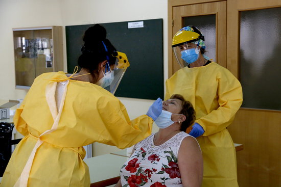 A woman is being performed a PCR test in the western town of Torregrossa, on August 6, 2020 (by Laura Cortés)