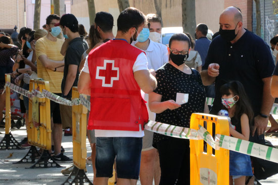 Several people queuing in order to take part in the government Covid-19 mass screening in Terrassa, on August 7, 2020 (by Gemma Sánchez)