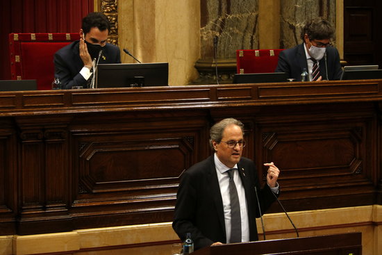 Catalan president Quim Torra speaks in parliament in front of the chamber head, Roger Torrent, left (by Guillem Roset)