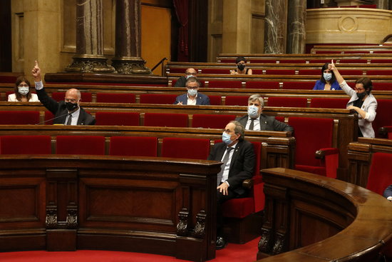 The Catalan parliament votes on some of the resolutions prevented in the extraordinary plenary session to debate the Spanish monarchy (by Guillem Roset)