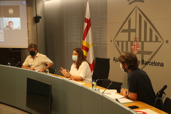 Barcelona city council member Laura Pérez alongside Global Justice director David Llistar and the coordinator of Doctors of the World, Guillermo Martínez, in a press conference announcing humanitarian aid project funding (by Albert Cadanet)) 