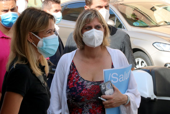 The Catalan health minister, Alba Vergés (center), with the mayor of Santa Coloma de Gramenet, Núria Parlon on August 12, 2020 (by Gemma Sánchez)