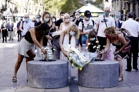 Some relatives and friends of the 2017 Barcelona and Cambrils terror attacks in the tribute event in La Rambla on August 17, 2020 (by Barcelona local government)