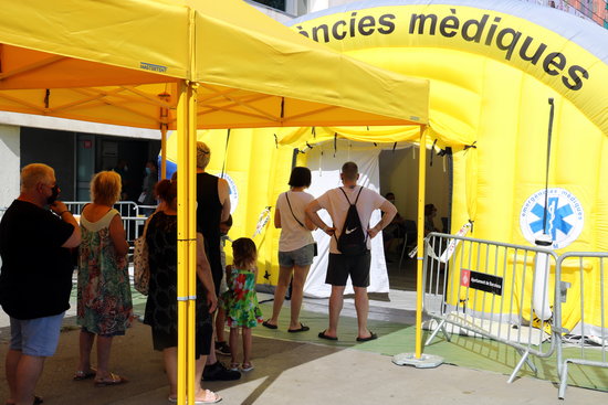 Image of a tent where Covid-19 PCR tests are being performed, in Barcelona's Besòs neighborhood, on August 17, 2020 (by Marta Casado Pla)