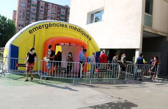 Health services marquee set up for mass coronavirus testing in the Barcelona neighbourhood of Besòs (by Marta Casado Pla)