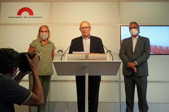 The former Catalan parliament speakers, Núria de Gispert, Joan Rigol and Ernest Benach, in the chamber on August 24, 2020 (by Parlament de Catalunya)