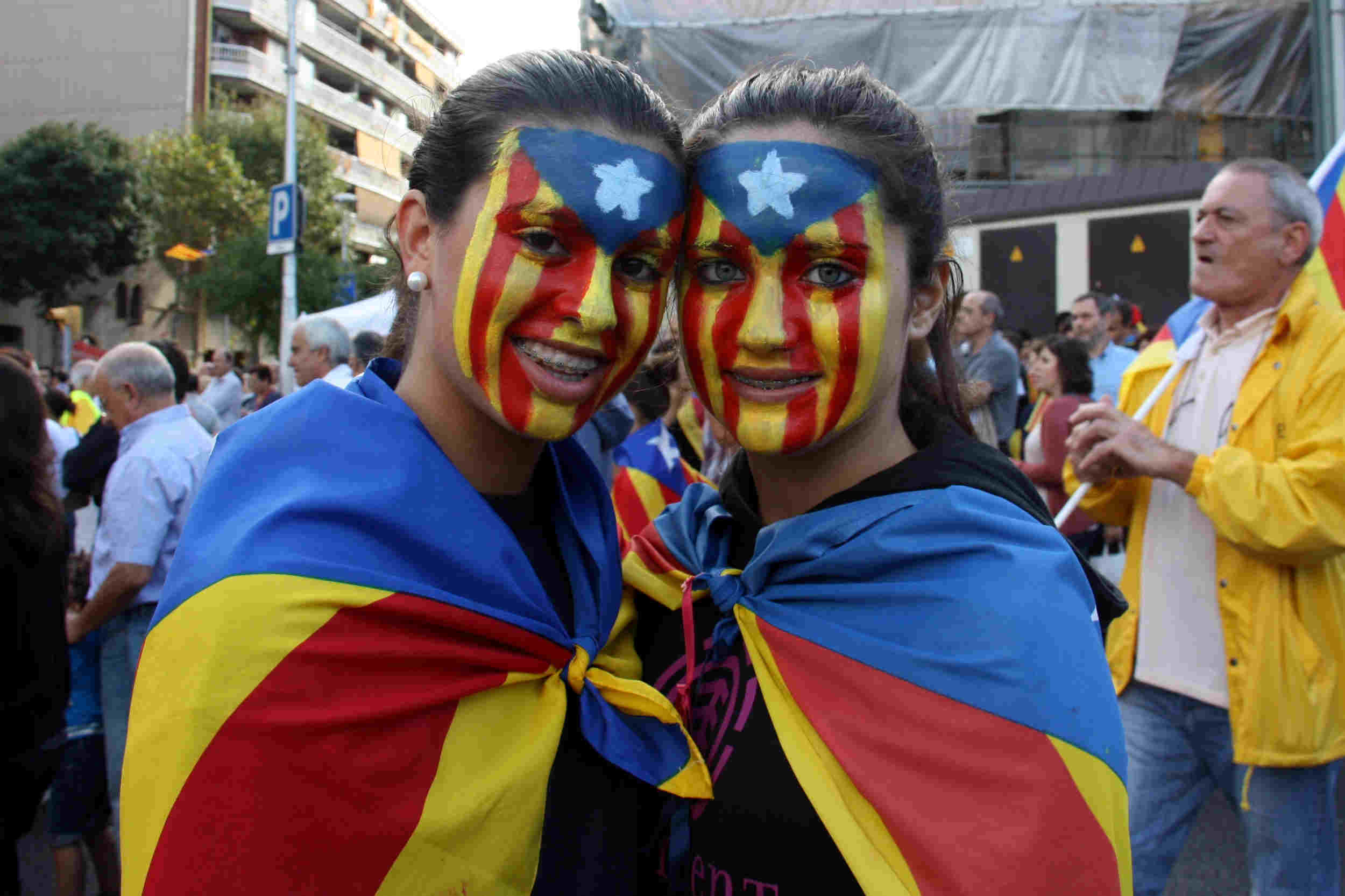 Two pro-independence supporters on Catalonia's National Day in 2013 (by Laura Roma)