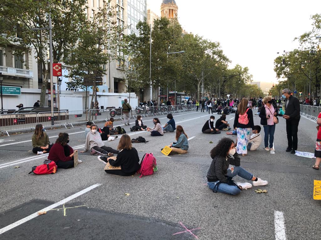 Fridays for Future sit-down protest on Passeig de Gràcia, Barcelona, September 25, 2020 (by Cristina Tomàs White)
