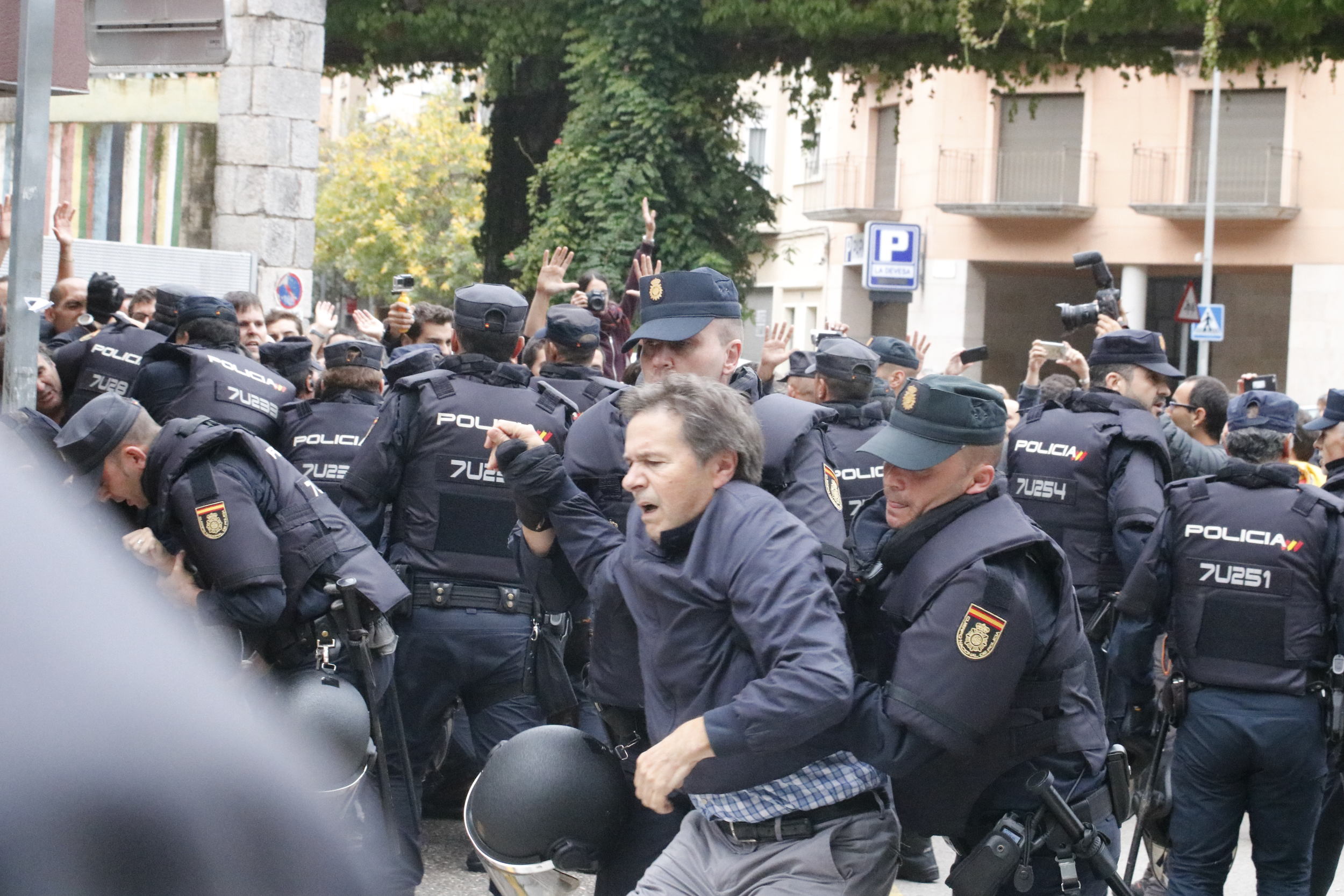 Spanish police officers deployed in Girona to stop the referendum on October 1, 2017 (by Marina López)