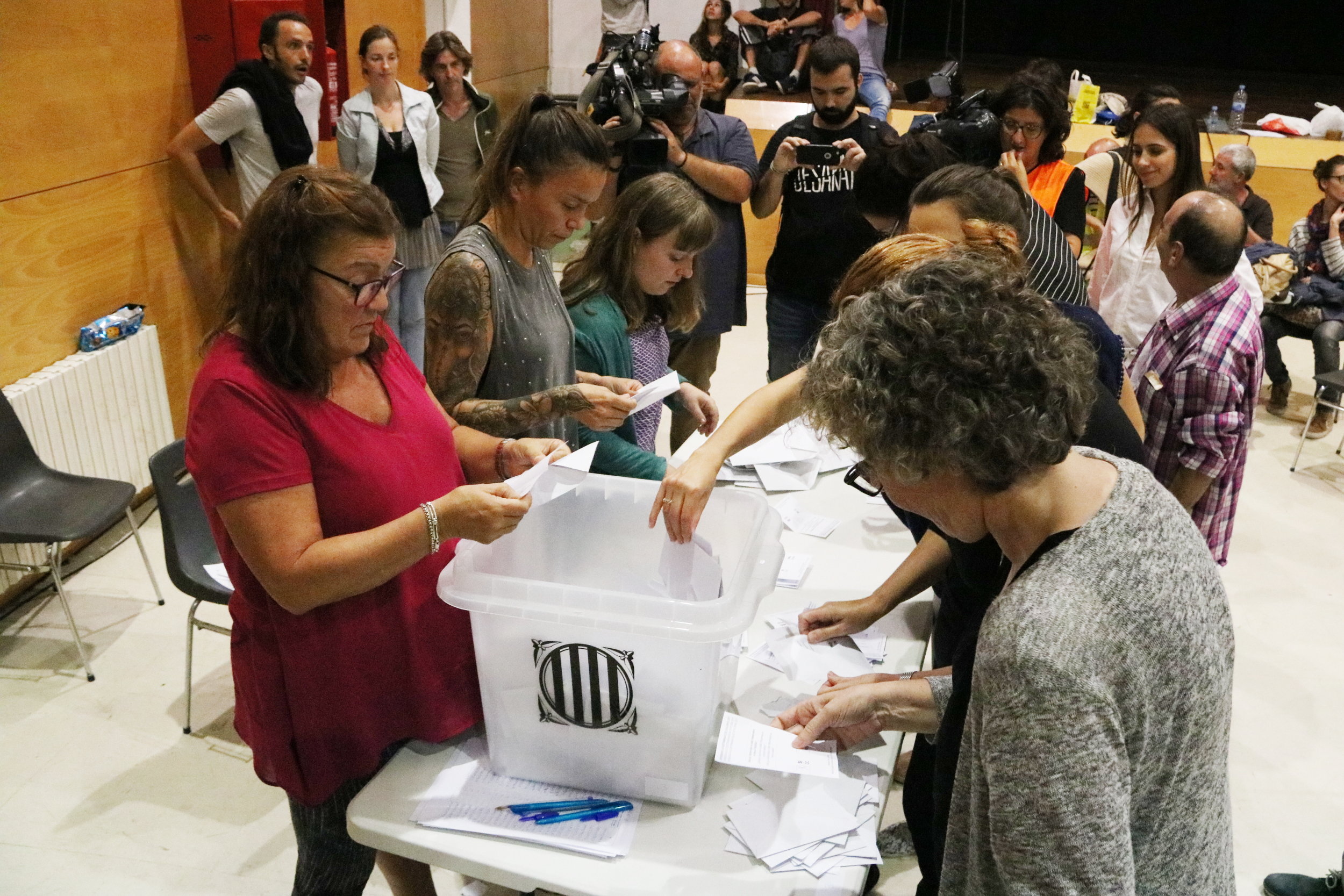 Counting votes cast during the 2017 independence referendum at the Antoni de Martí i Franquès Institute in Tarragona, October 1, 2017 (by Sílvia Jardí)