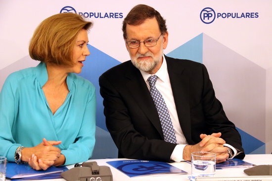 Former Spanish defence minister, María Dolores de Cospedal, and ex president of Spain, Mariano Rajoy (by Roger Pi de Cabanyes)
