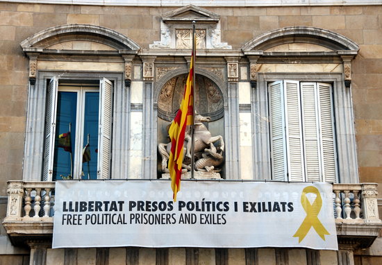 A sign in favor of jailed pro-independence leaders hanging from the Catalan government headquarters (by Nazaret Romero)