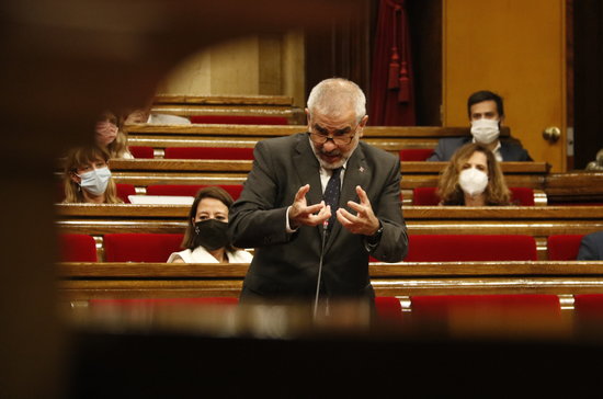 Opposition head Carlos Carrizosa speaking in the Catalan parliament (by Gerard Artigas)