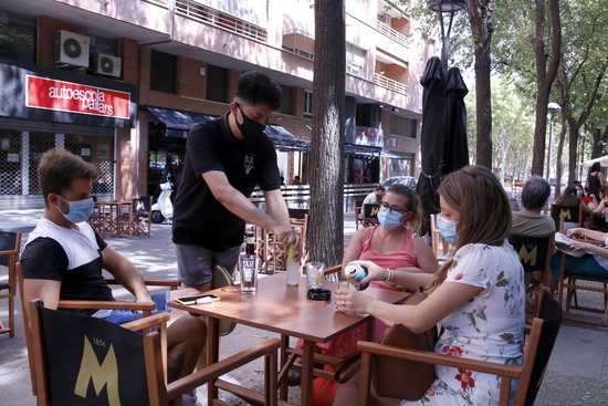 Lleida residents enjoying drinks at a bar terrace on Avinguda Doctora Castells, August 1, 2020 (by Laura Cortés)